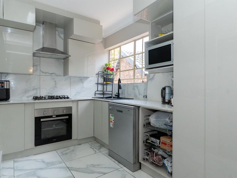 Modern 4 Bedroom Townhouse in Van Riebeeck Park - Photo 10