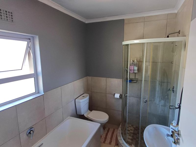 Top floor 2 bedroom apartment in a standalone building within Silverstream - Photo 4