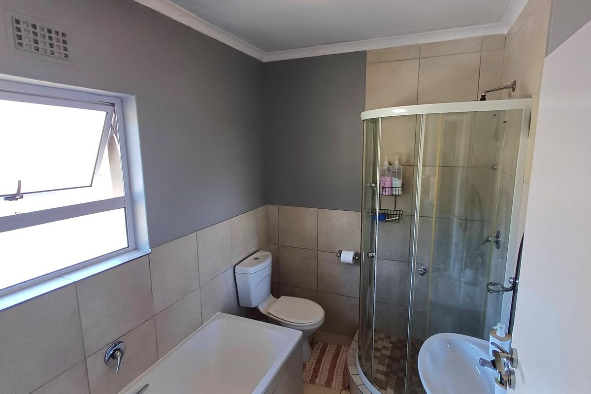 Top floor 2 bedroom apartment in a standalone building within Silverstream - Photo 4