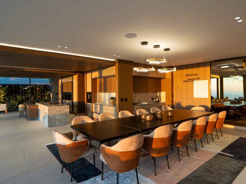PINNACLE OF LUXURY LIVING - Photo 6