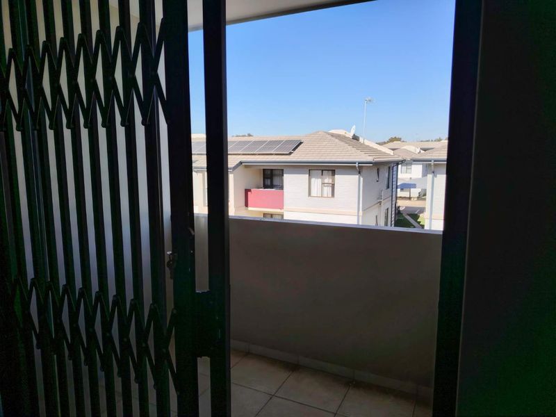 Town house in secure complex - Photo 10