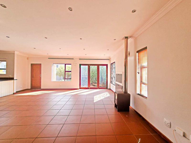ELEGANT FAMILY LIVING IN SECURITY ESTATE. - Photo 4