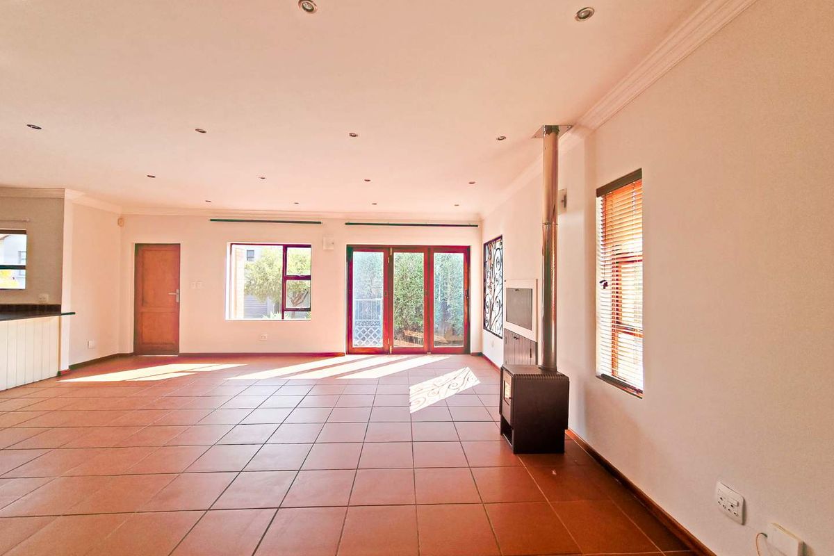 ELEGANT FAMILY LIVING IN SECURITY ESTATE. - Photo 4