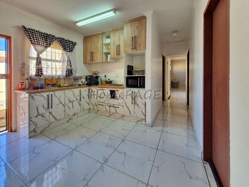 Kuisebmond, Walvis Bay:  3 Bedr Home with 3 Flats is for sale - Photo 8
