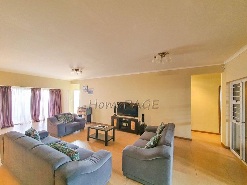 Ext 11, Henties Bay:  4 Bedr Entertainers dream is for Sale - Photo 9