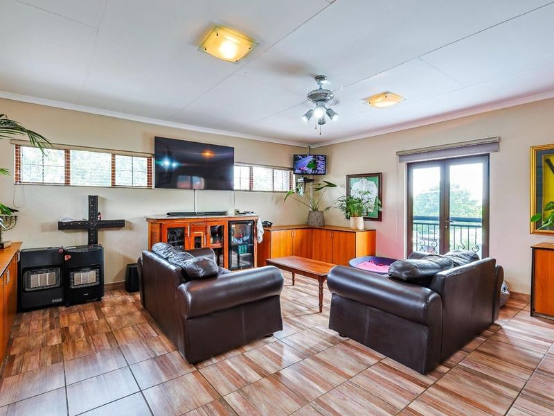 Ultimate Peace of Mind: Newly Painted, Move-In Ready House with Total Off-Grid Readiness - Photo 10