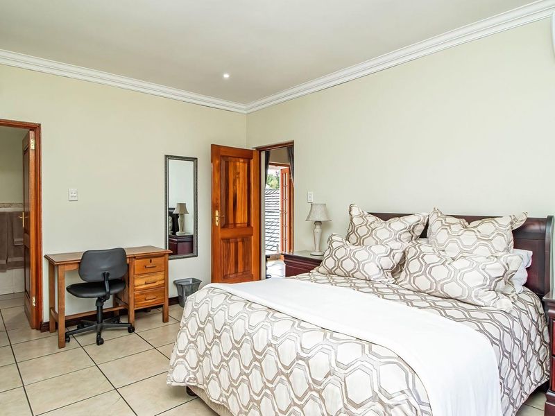 Distinguished Family Residence with Panoramic Views, Flatlet & Solar Power - Photo 4