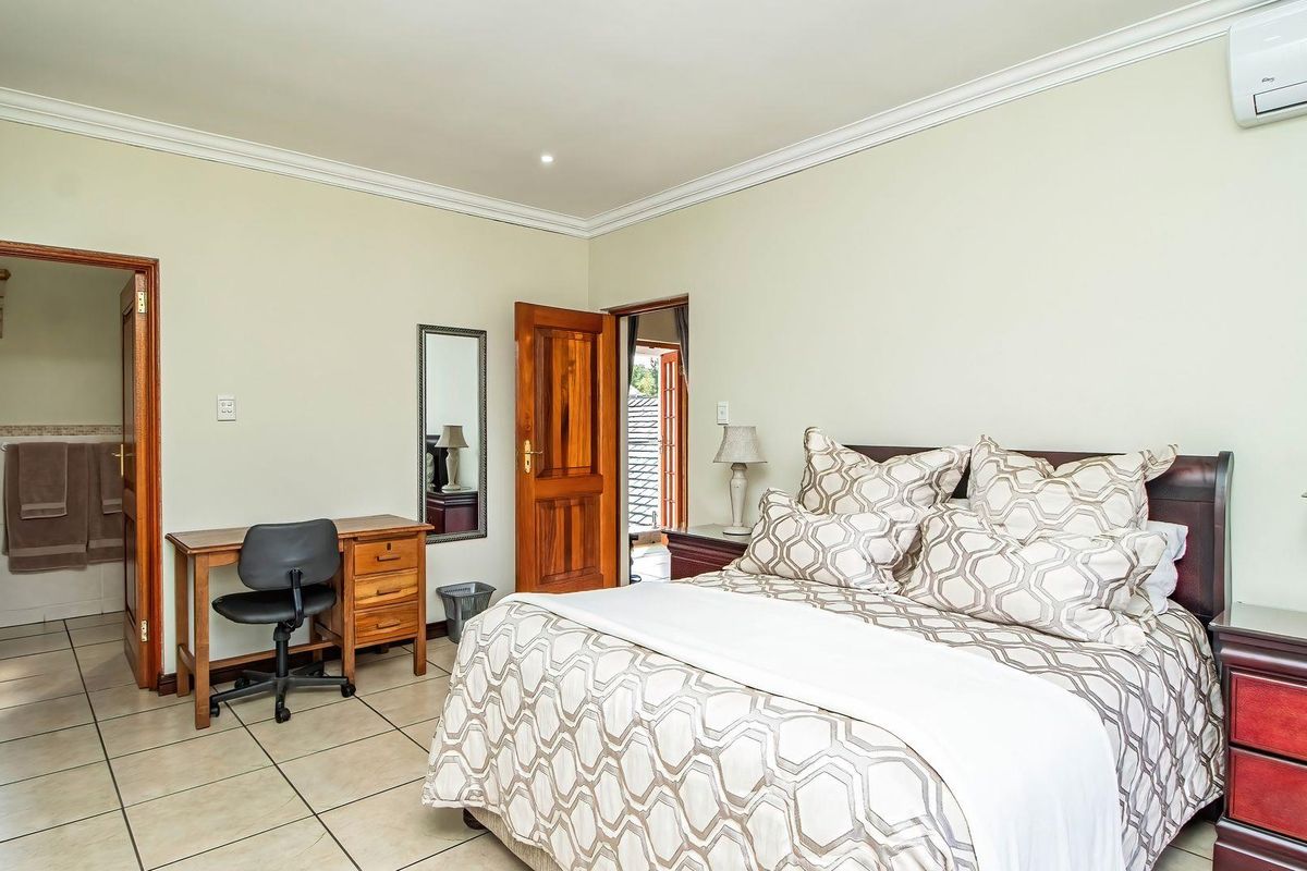 Distinguished Family Residence with Panoramic Views, Flatlet & Solar Power - Photo 4