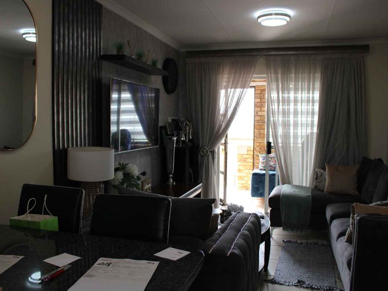 Modern Kitchen & Cozy Lounge in a 2-Bed Delight! - Photo 7