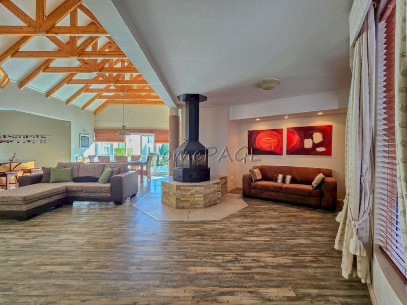 Meersig, Walvis Bay:  BEAUTIFUL, MODERN 5 Bedr home in POPULAR AREA - Photo 4