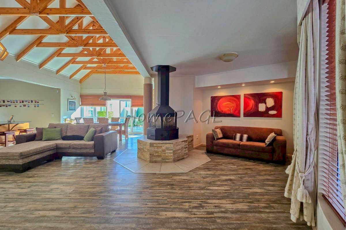 Meersig, Walvis Bay:  BEAUTIFUL, MODERN 5 Bedr home in POPULAR AREA - Photo 4