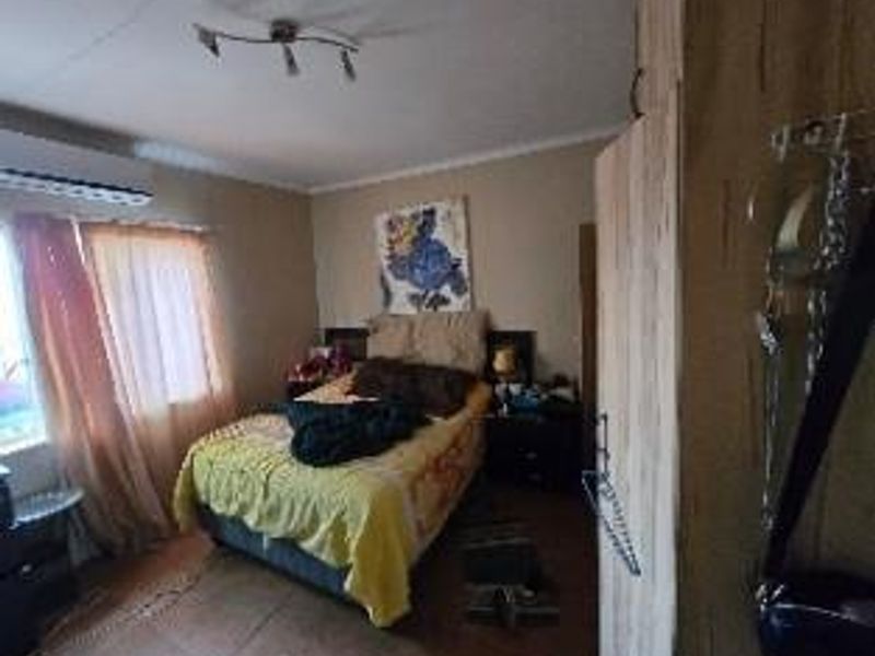 Perfect Starter Home: 2 Beds, 1 Bath, Built-In Cupboards - Photo 5