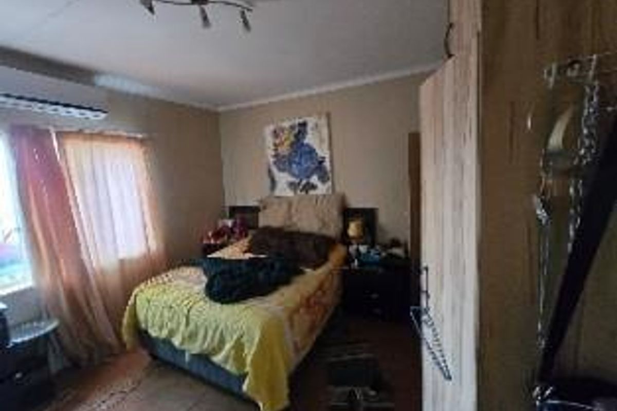 Perfect Starter Home: 2 Beds, 1 Bath, Built-In Cupboards - Photo 5