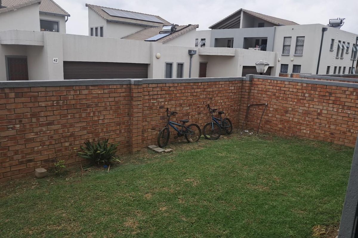 3 Bedroom Apartment for Sale - Photo 4