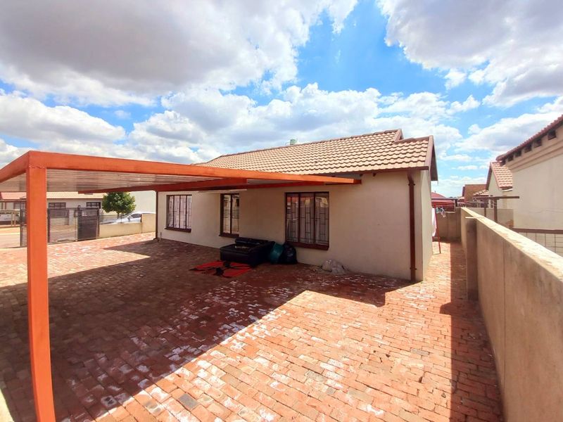 Three bedrooms house for sale in Soshanguve Block YY - Photo 2
