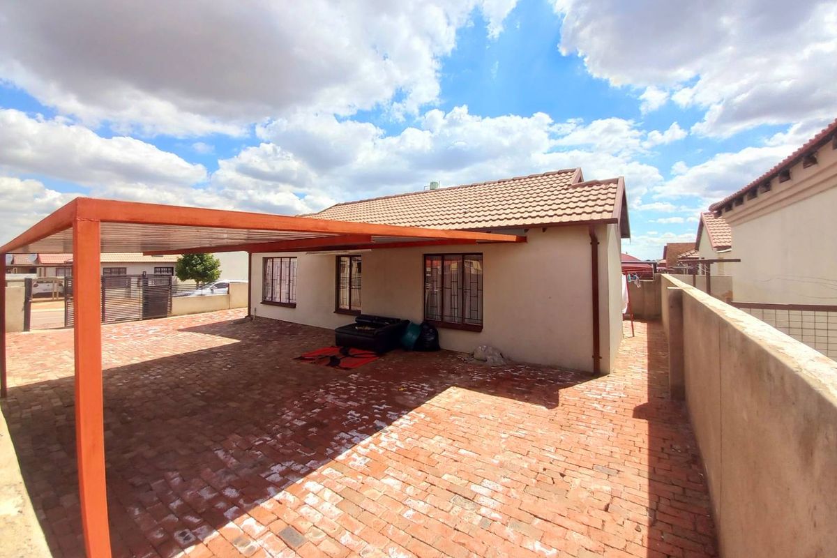 Three bedrooms house for sale in Soshanguve Block YY - Photo 2