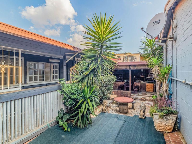 “Secure Corner Living with Space for the Whole Family!”3-Bedroom Home + 2-Bedroom Flatlet | Pool, Entertainment & Parking for 4 Cars - Photo 8