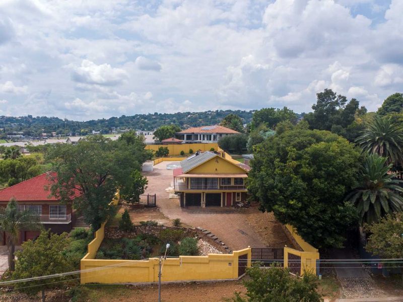 Exceptional Family Living in Waterkloof Ridg - Photo 2