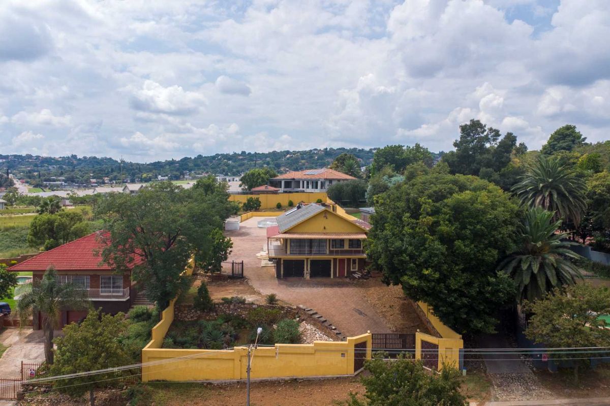 Exceptional Family Living in Waterkloof Ridg - Photo 2