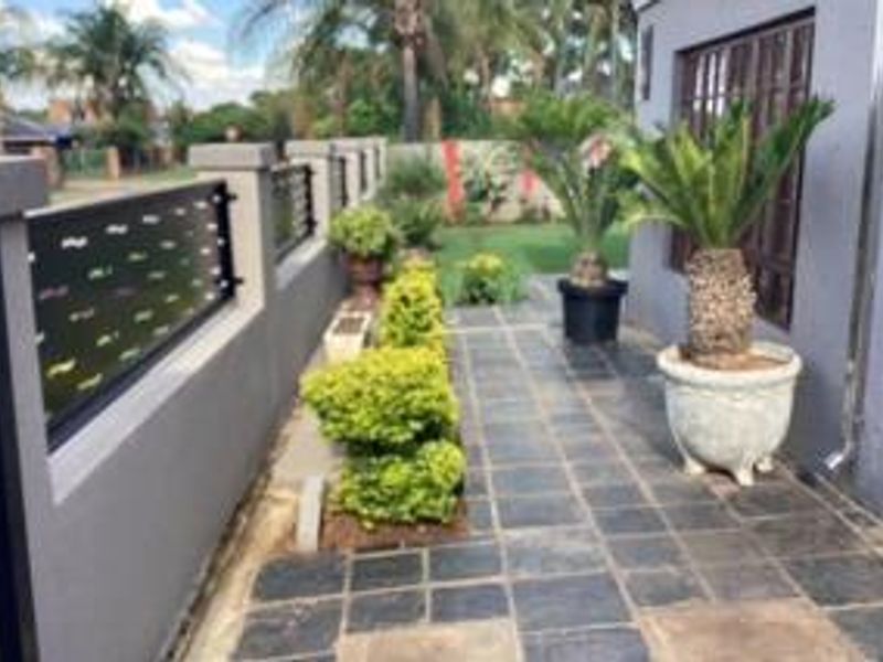 Stunning family home with modern features! - Photo 4