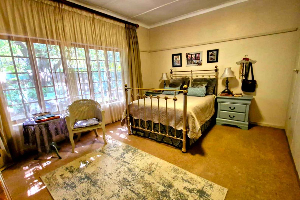 COTTAGE STYLE HOME OF CHARACTER IN THE HEART OF RIETONDALE - Photo 5