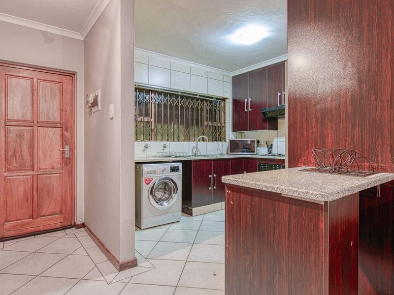 Lovely ground floor pet-friendly unit in secure complex - Photo 7