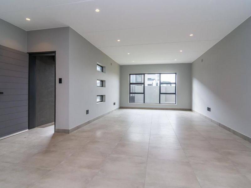 Sleek design and scenic views - 3-bedroom Home in Noordheuwel's Finest - Photo 6