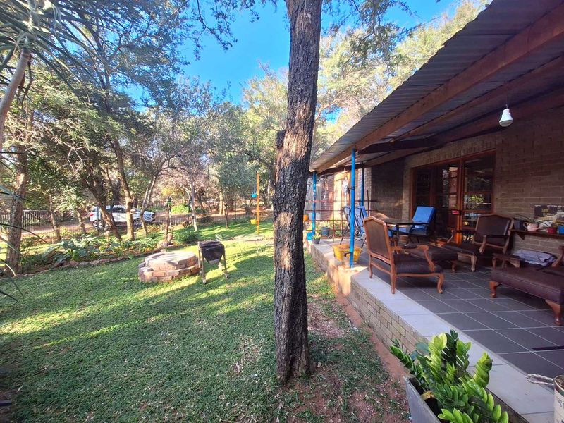 Charming Sunlit Home with Lush Garden in Prime Location - Photo 5