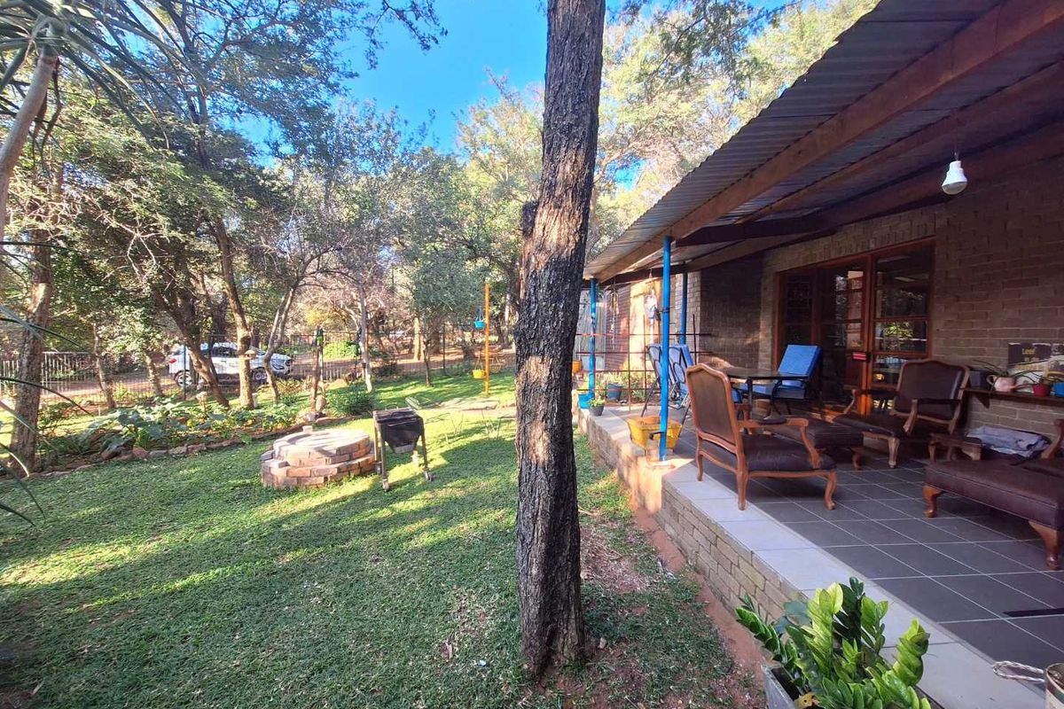 Charming Sunlit Home with Lush Garden in Prime Location - Photo 5