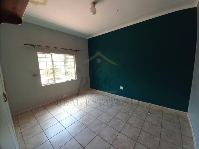 Spacious family home with flat in Tsumeb for sale below valuation - Photo 4