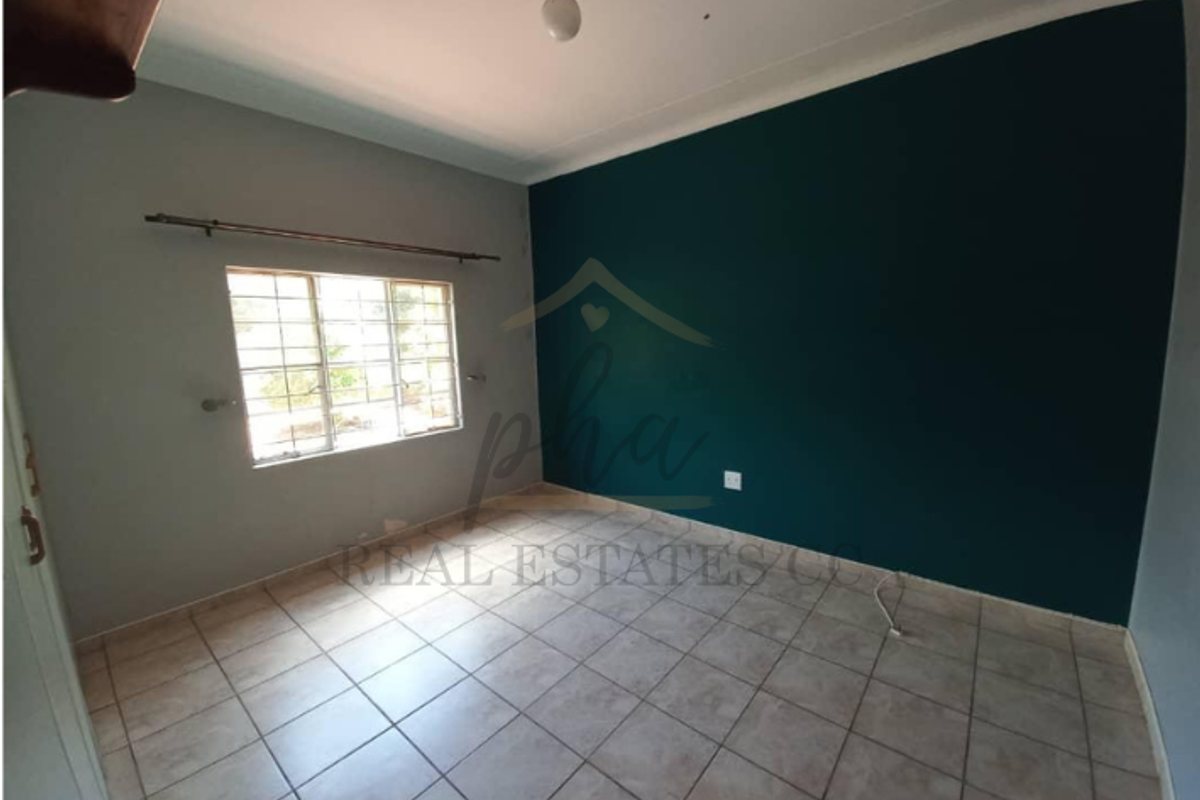 Spacious family home with flat in Tsumeb for sale below valuation - Photo 4