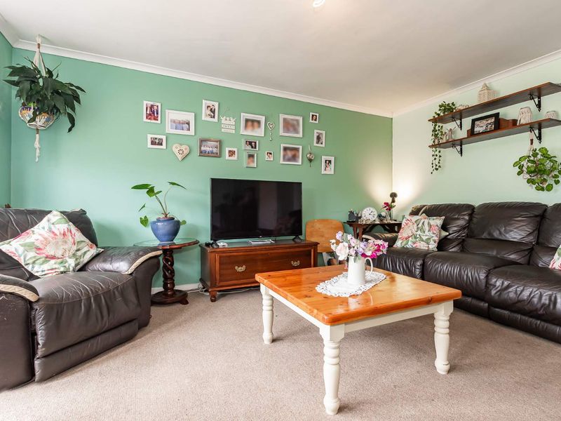 Beautiful 3-Bedroom Home in a Peaceful Neighbourhood - Photo 2