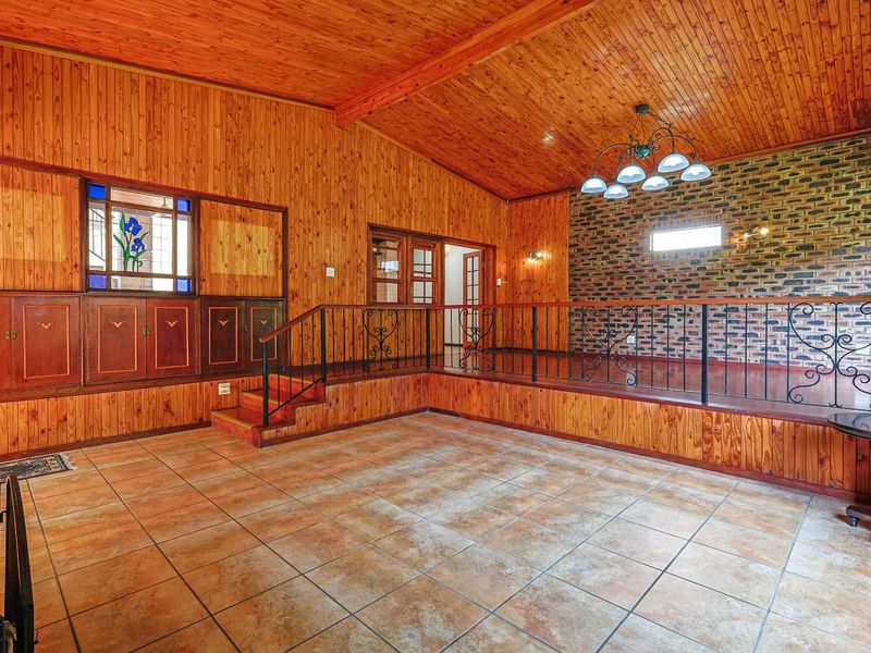 Elegant Family Living with Flatlet & Views in Prestigious Waterkloof Ridge - Photo 6