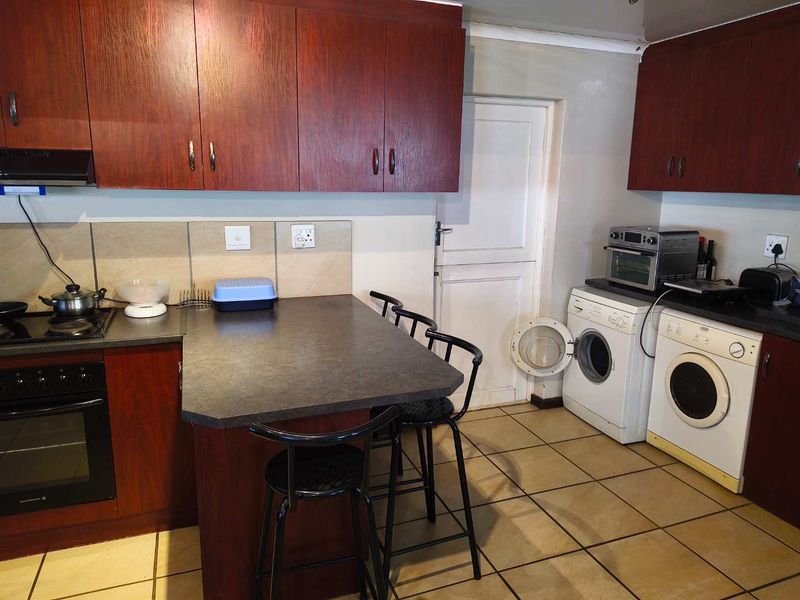 Charming 3-Bedroom Family Home in Stone River Valley Estate Paarl - Photo 4