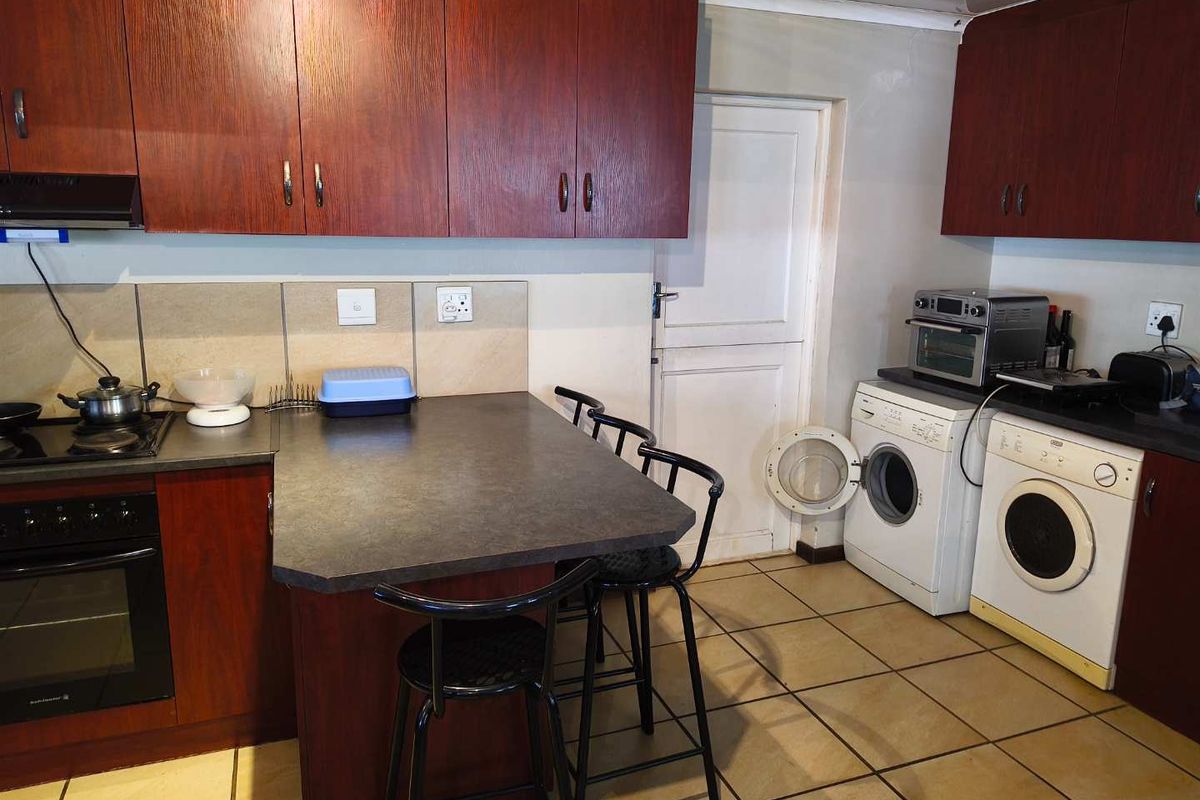 Charming 3-Bedroom Family Home in Stone River Valley Estate Paarl - Photo 4