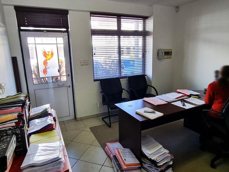 Stunning Ground Floor Office in Westlake with Excellent Exposure - Photo 7