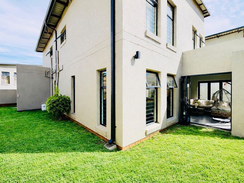 Elegant Double-Storey Living in the Heart of Sought-After Carlswald - Photo 2