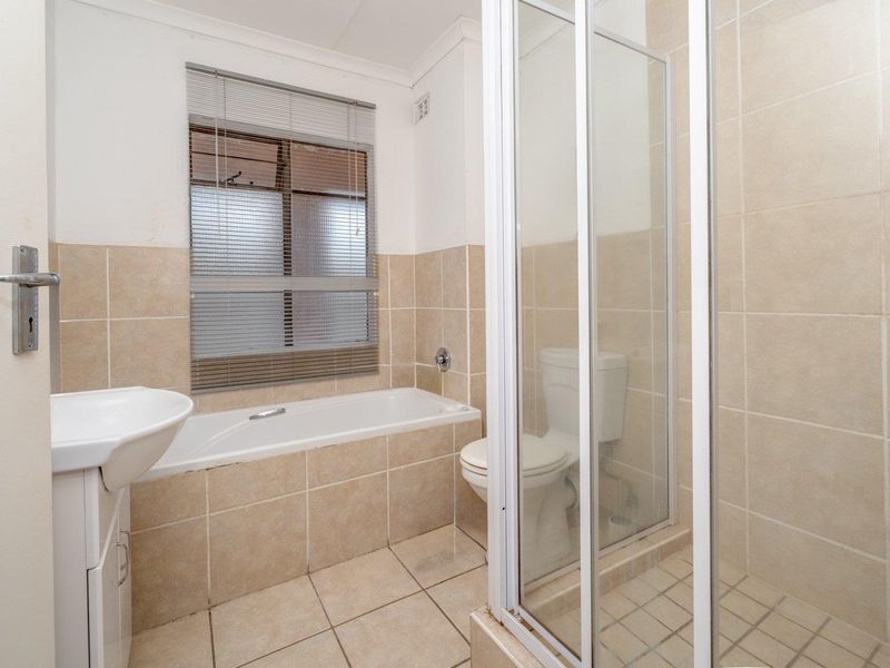 NEAT TOP-FLOOR APARTMENT IN WELTEVREDEN PARK - Photo 4