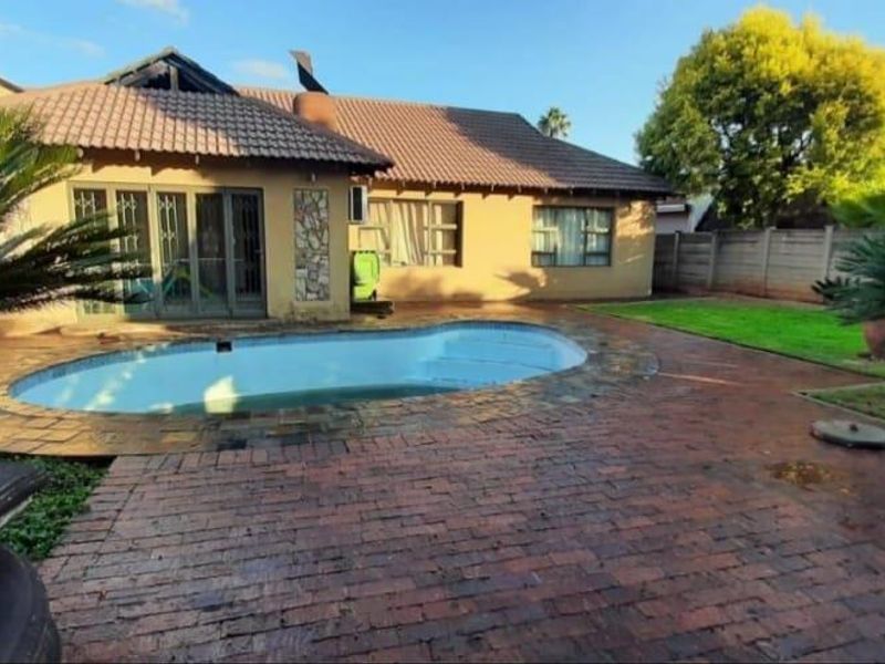 3 Bedroom House For Sale in Vanderbijlpark SE 6 - Photo 2