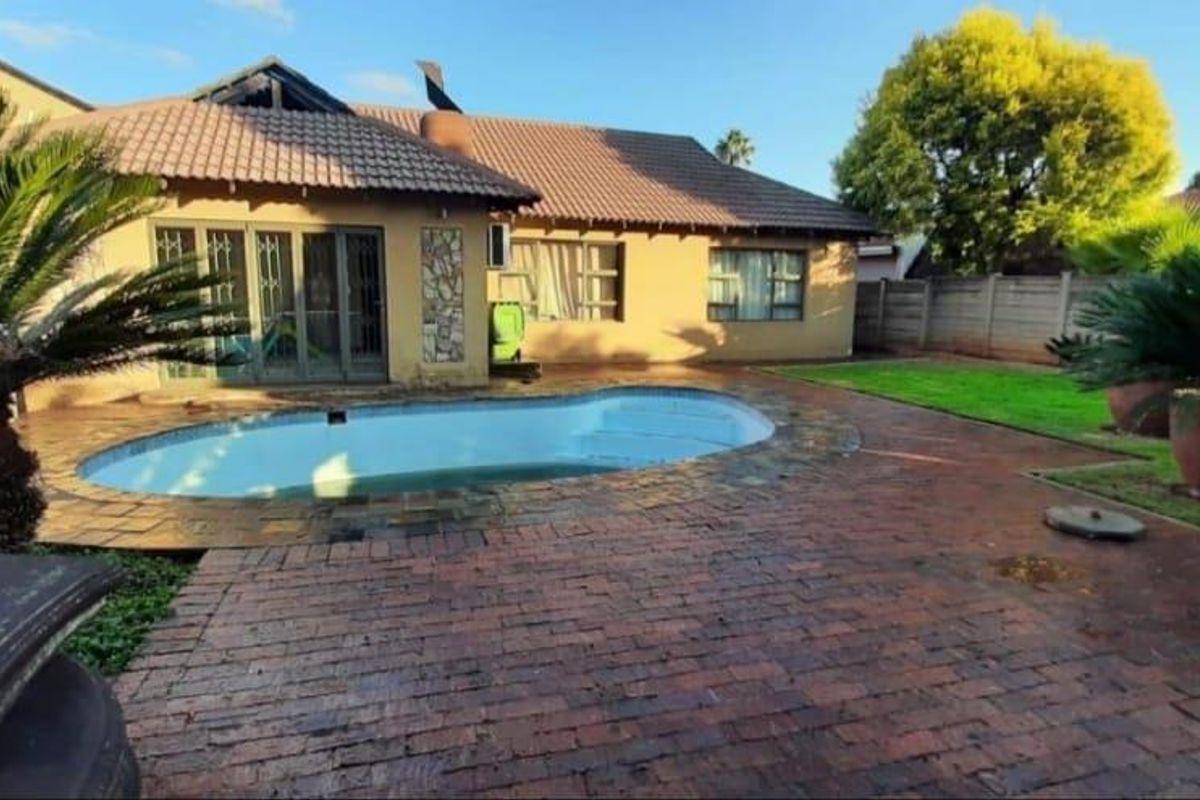 3 Bedroom House For Sale in Vanderbijlpark SE 6 - Photo 2