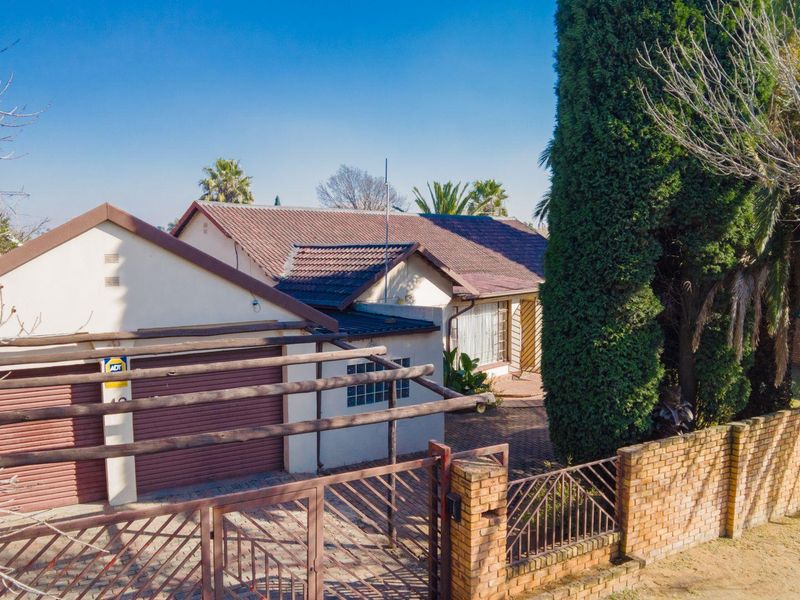 3 Bedroom Family home for sale in Mackenzie Park - Photo 2