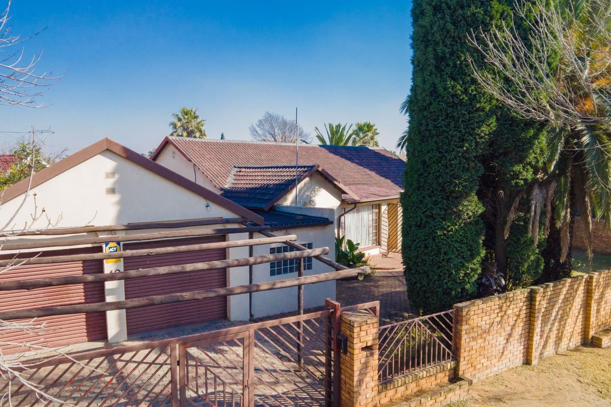 3 Bedroom Family home for sale in Mackenzie Park - Photo 2