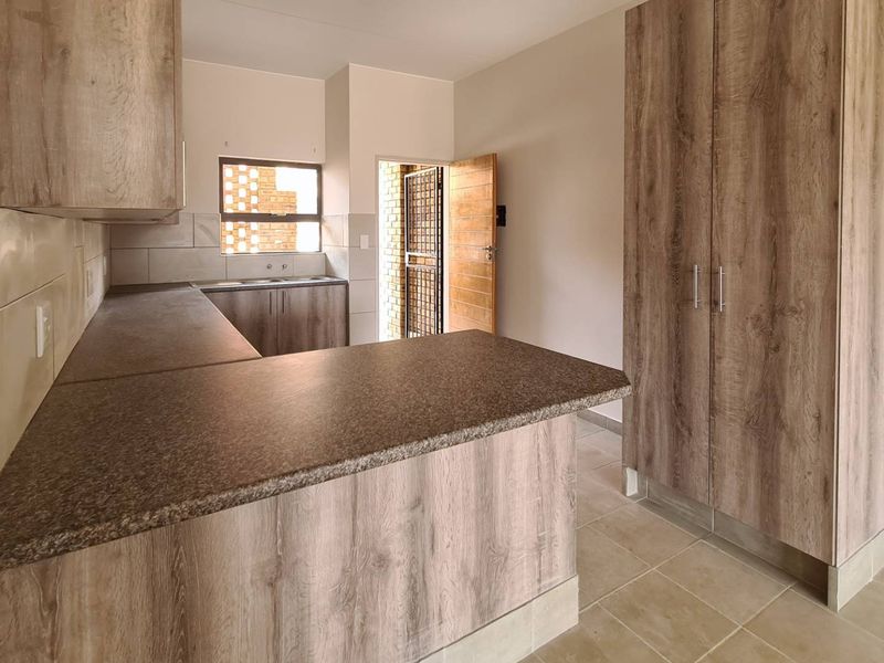 3 Bedroom / 2 Bathroom / Laundry / 1Garage / 1st floor apartment - Photo 4