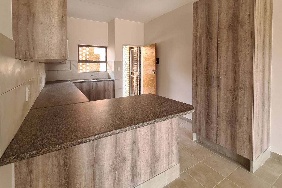 3 Bedroom / 2 Bathroom / Laundry / 1Garage / 1st floor apartment - Photo 4