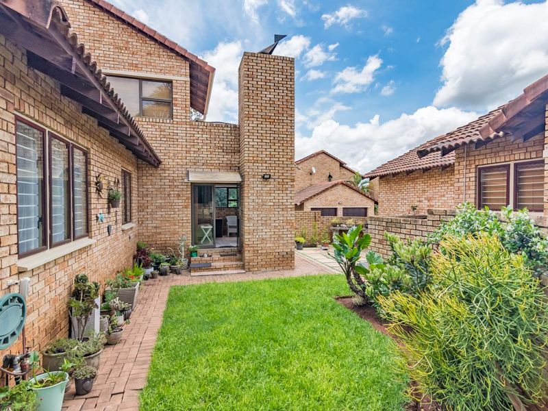 Secure, spacious family home in Ruimsig Noord - Photo 10