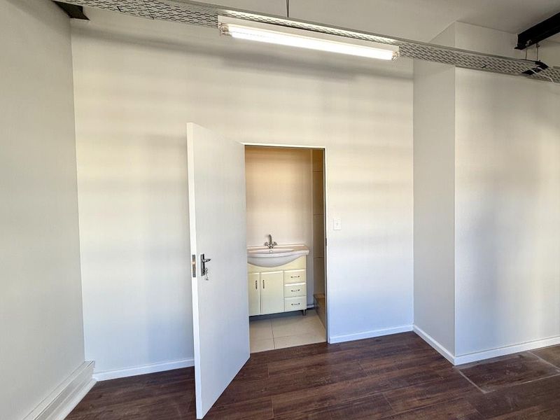 large industrial styled apartment - Photo 9