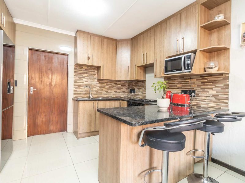 Modern 2-Bed Townhouse with Patio & Garden - Photo 6