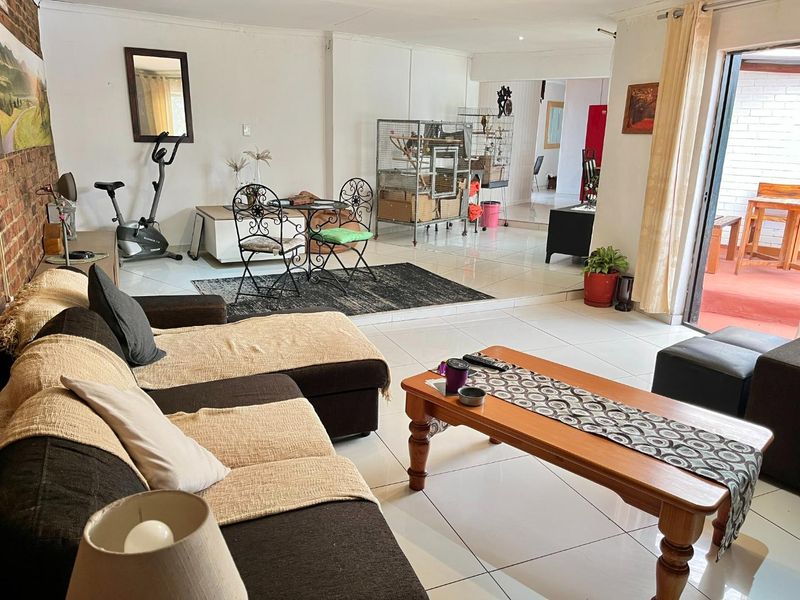 Spacious 3-Bed Home with Private Flatlet in Van Dyk Park! - Photo 3