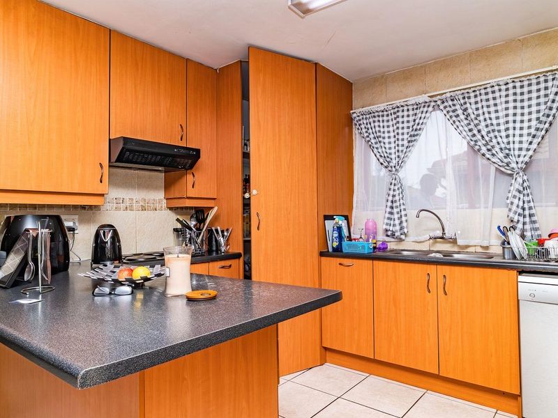 Double-Storey Delight: Perfect Family Retreat in Barlett! - Photo 9