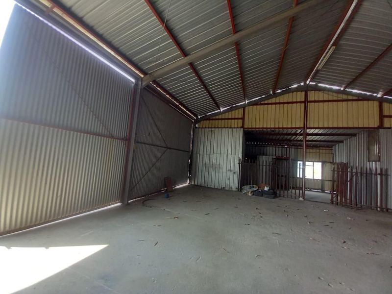 Medium Size Warehouse plus offices to let - Photo 6